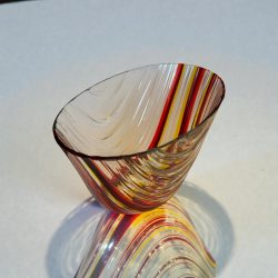 Drop‑Out‑Glasschale mit Rot‑Gelb‑Streifen – Handgefertigtes Designobjekt aus Glas